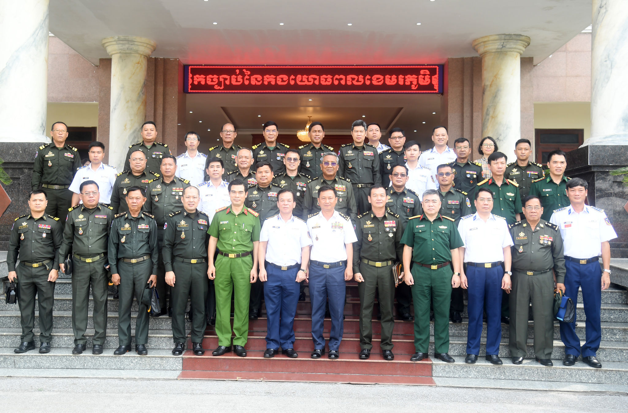 Đại biểu hai nước chụp ảnh lưu niệm