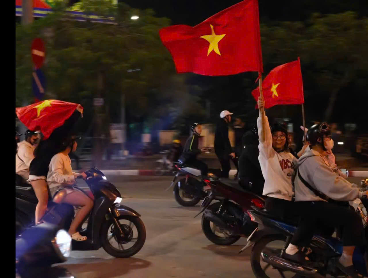 Người dân đổ ra đường ăn mừng khi Việt Nam vô địch ASEAN Cup 2026