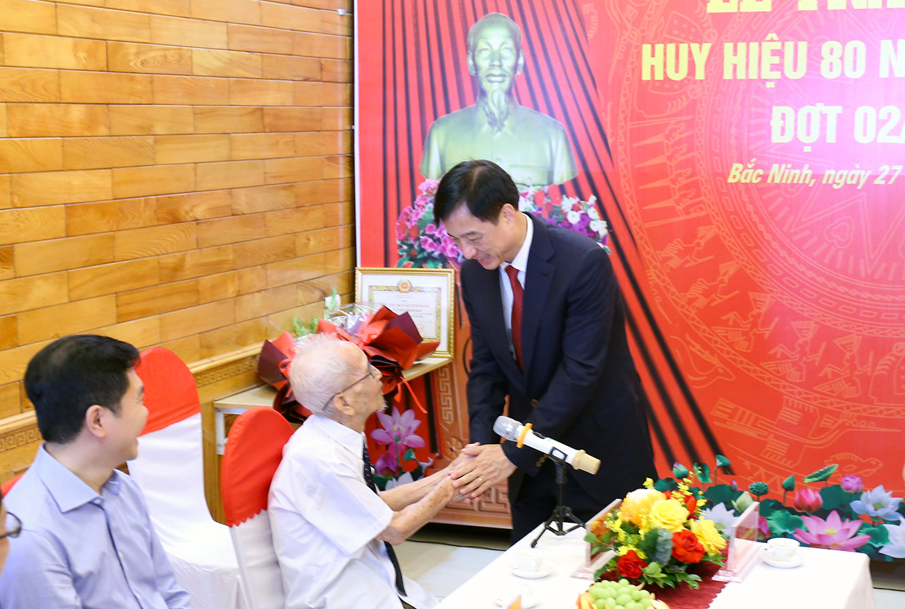 Trưởng Ban Tổ chức Trung ương Nguyễn Duy Ngọc ân cần hỏi thăm sức khỏe đồng chí Nguyễn Thanh Mậu.