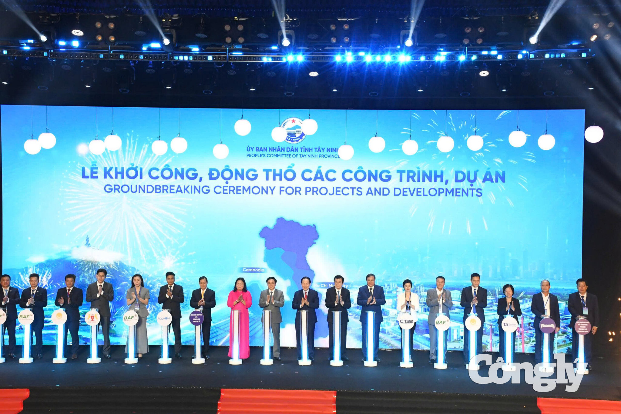 Các lãnh đạo thực hiện nghi thức khởi công đồng loạt 13 công trình, tổng vốn khoảng 116.000 tỉ đồng, tương đương 4,5 tỉ USD.