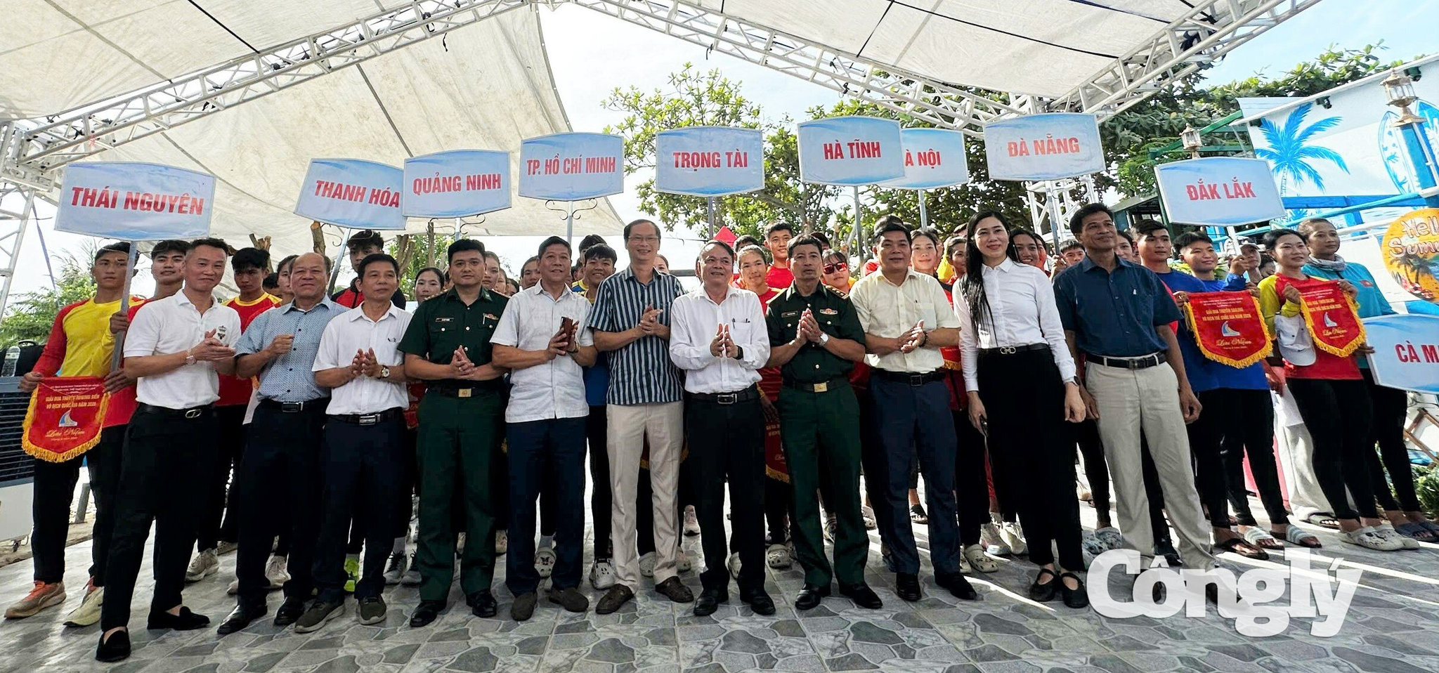 Ban Tổ chức trao cờ lưu niệm cho các đơn vị tham dự giải.