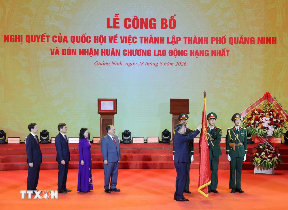 Tổng Bí thư, Chủ tịch nước Tô Lâm trao tặng Huân chương Lao động hạng Nhất cho Đảng bộ, Chính quyền và Nhân dân thành phố Quảng Ninh. (Ảnh: Thống Nhất/TTXVN) ttxvn-tong-bi-thu-chu-tich-nuoc-du-le-cong-bo-nghi-quyet-cua-quoc-hoi-ve-viec-thanh-lap-thanh-pho-quang-ninh-8.jpg