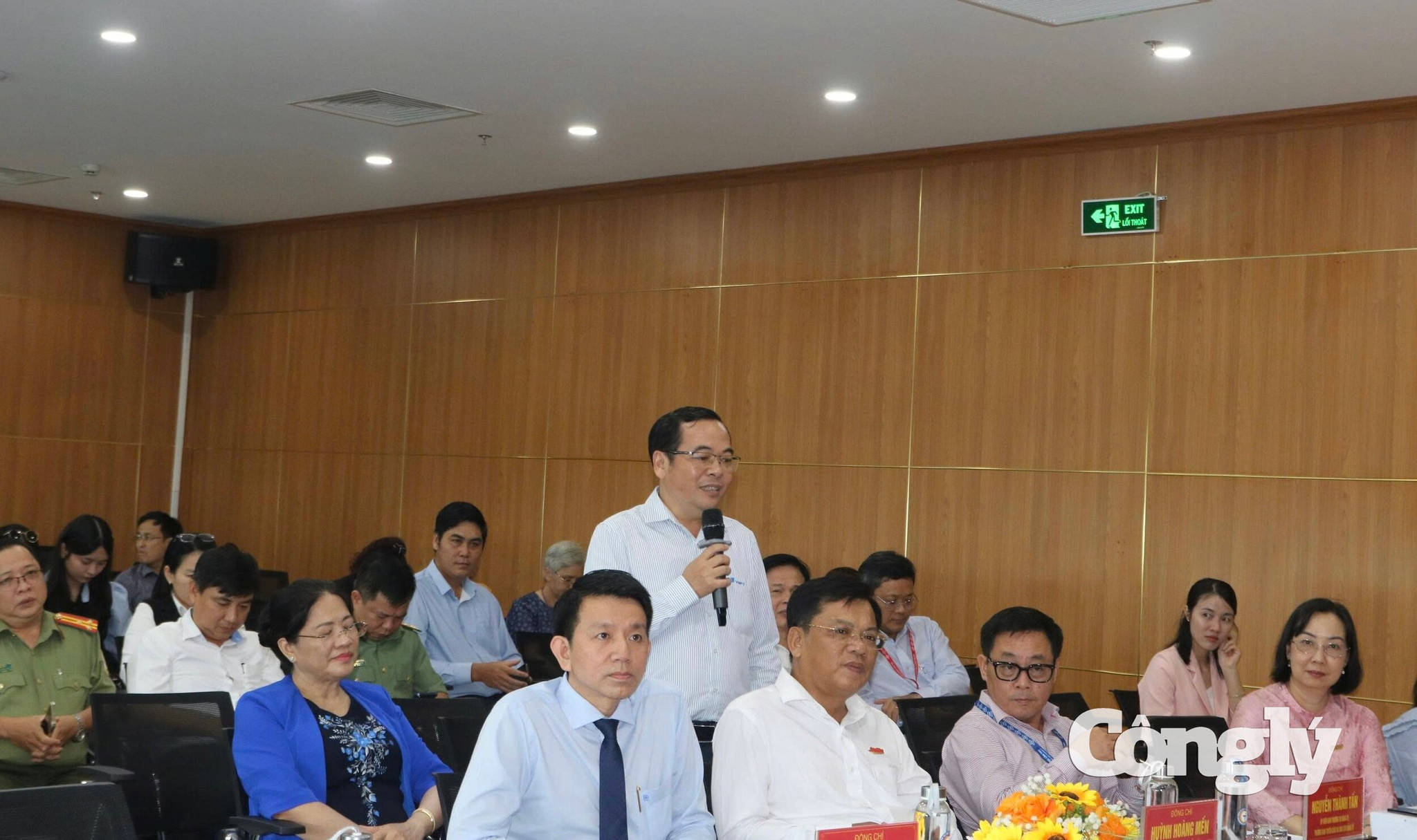 Các khách mời đóng góp ý kiến tại chương trình 