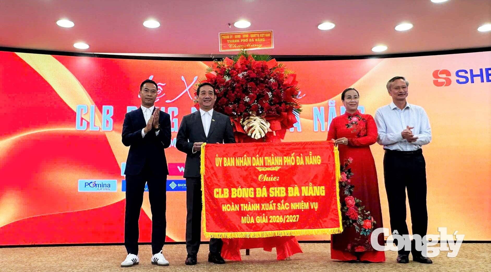 Phó Chủ tịch HĐND TP Đà Nẵng Đoàn Ngọc Hùng Anh và Phó Chủ tịch UBND TP Đà Nẵng Nguyễn Thị Anh Thi tặng cờ chúc mừng CLB SHB Đà Nẵng.