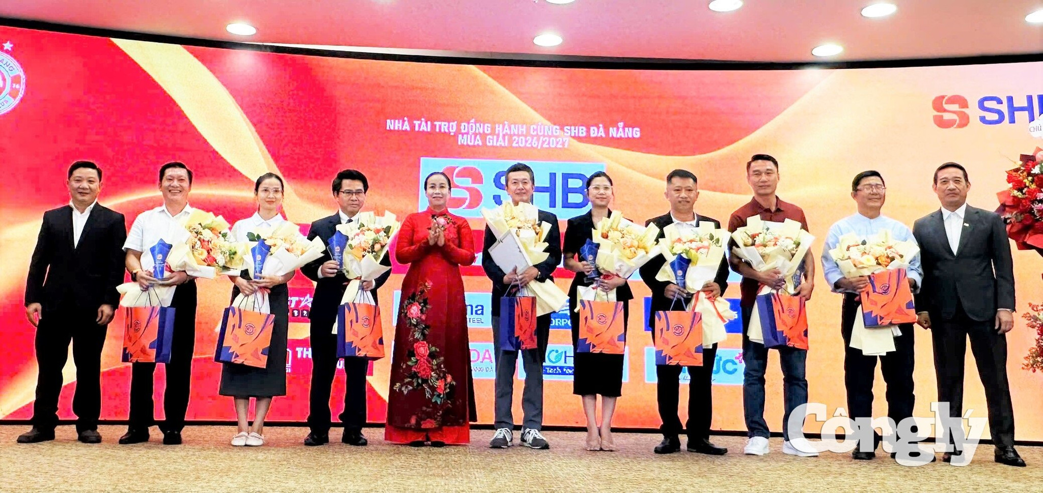 Phó Chủ tịch UBND thành phố Nguyễn Thị Anh Thi trao hoa và Kỷ niệm chương cho các nhà tài trợ.