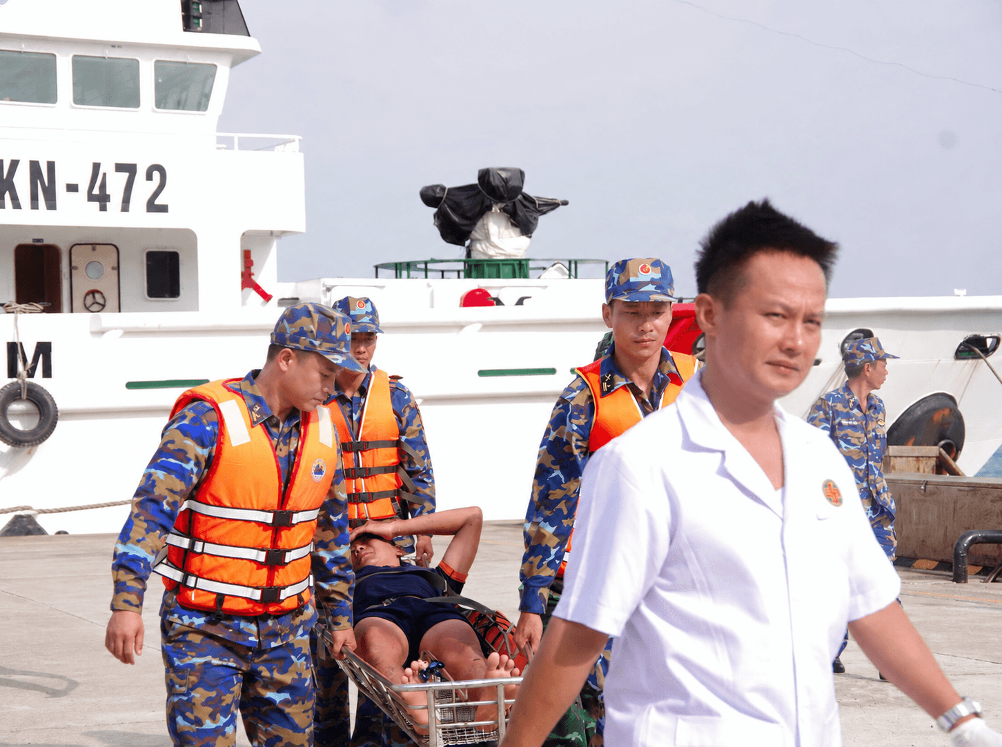 Cán bộ, chiến sĩ tiếp nhận ngư dân từ tàu 472