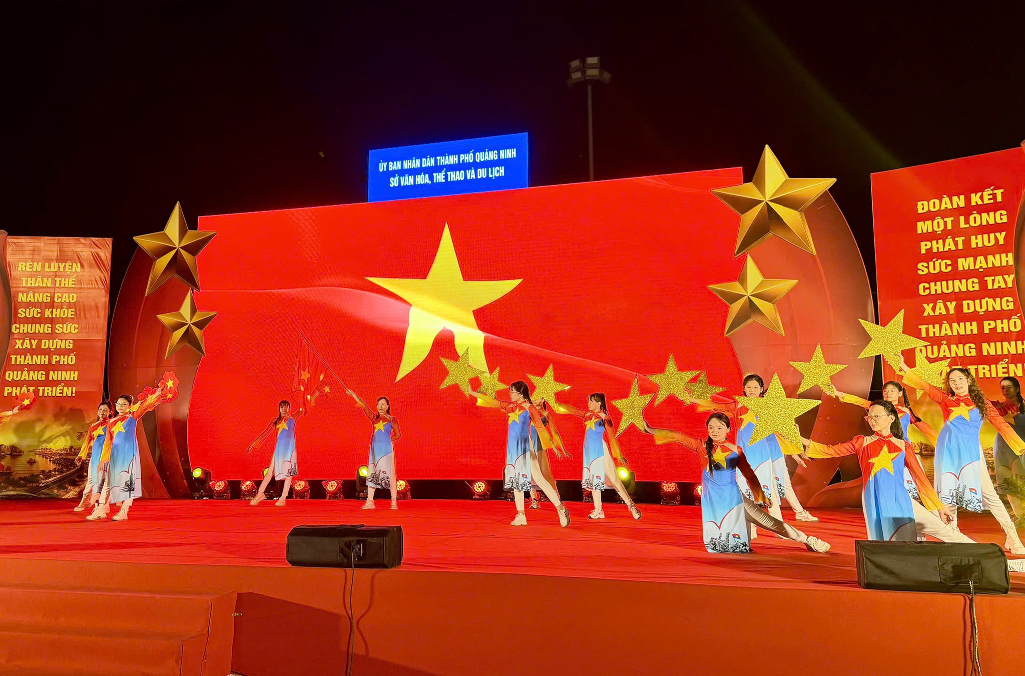 Những sắc áo mang theo không khí tự hào.