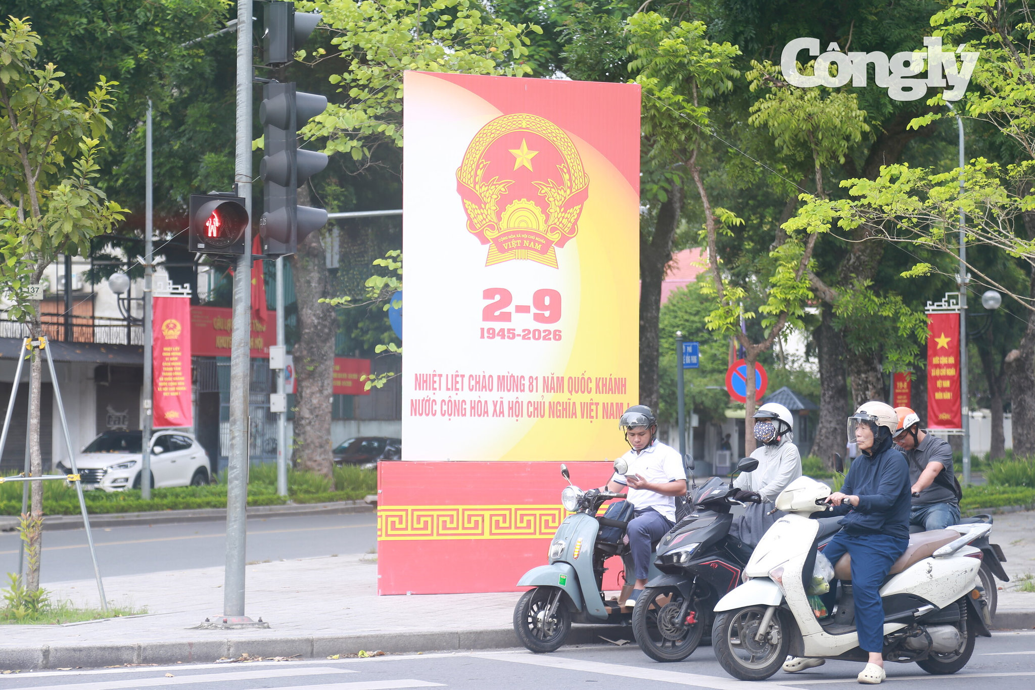 Hà Nội rực sắc đỏ (8)