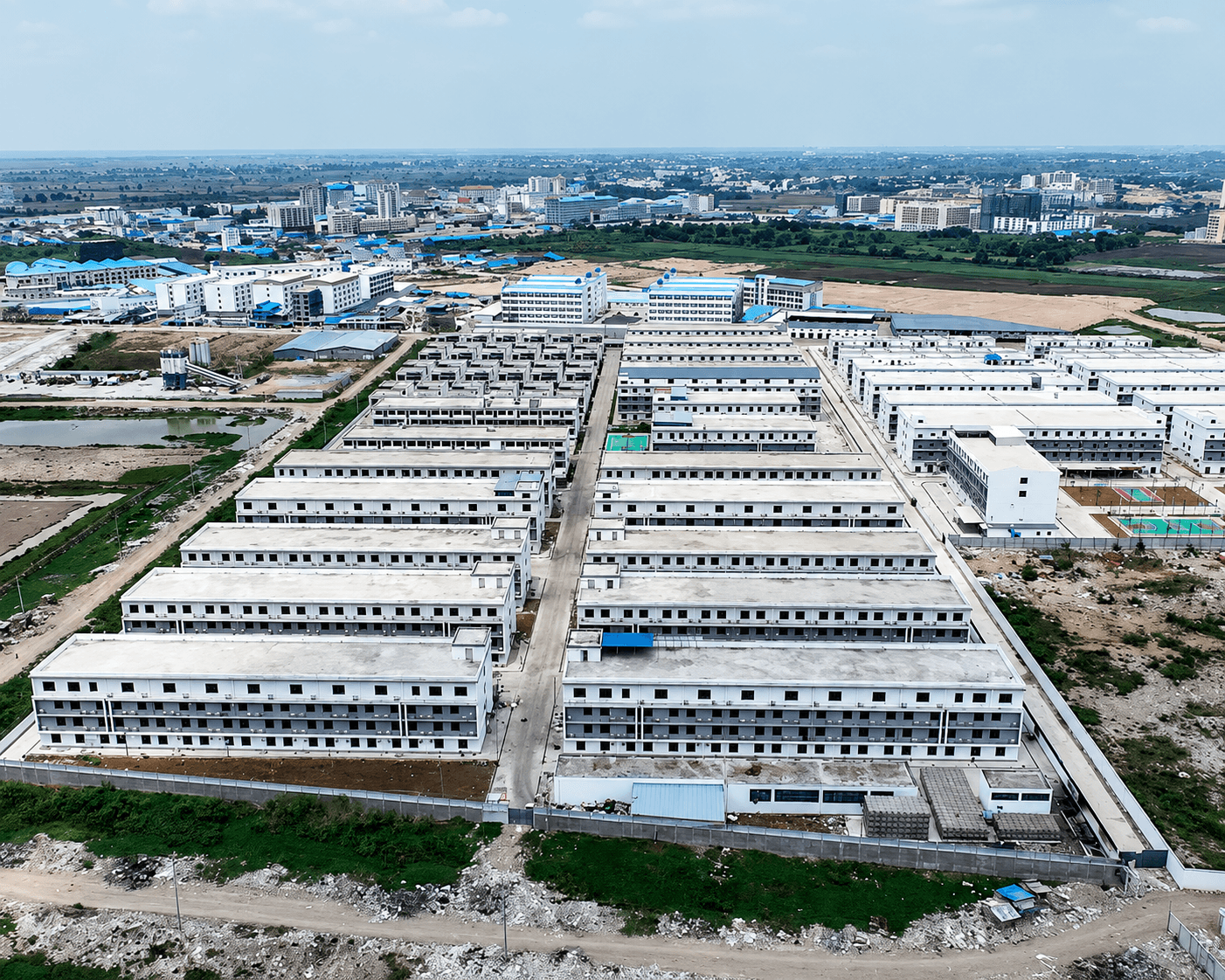 Những tòa nhà bị đóng cửa vì là nơi tổ chức các hoạt động lừa đảo tại Chrey Thum, Campuchia, vào tháng 5/2026. (Ảnh CNA/Jack Board)