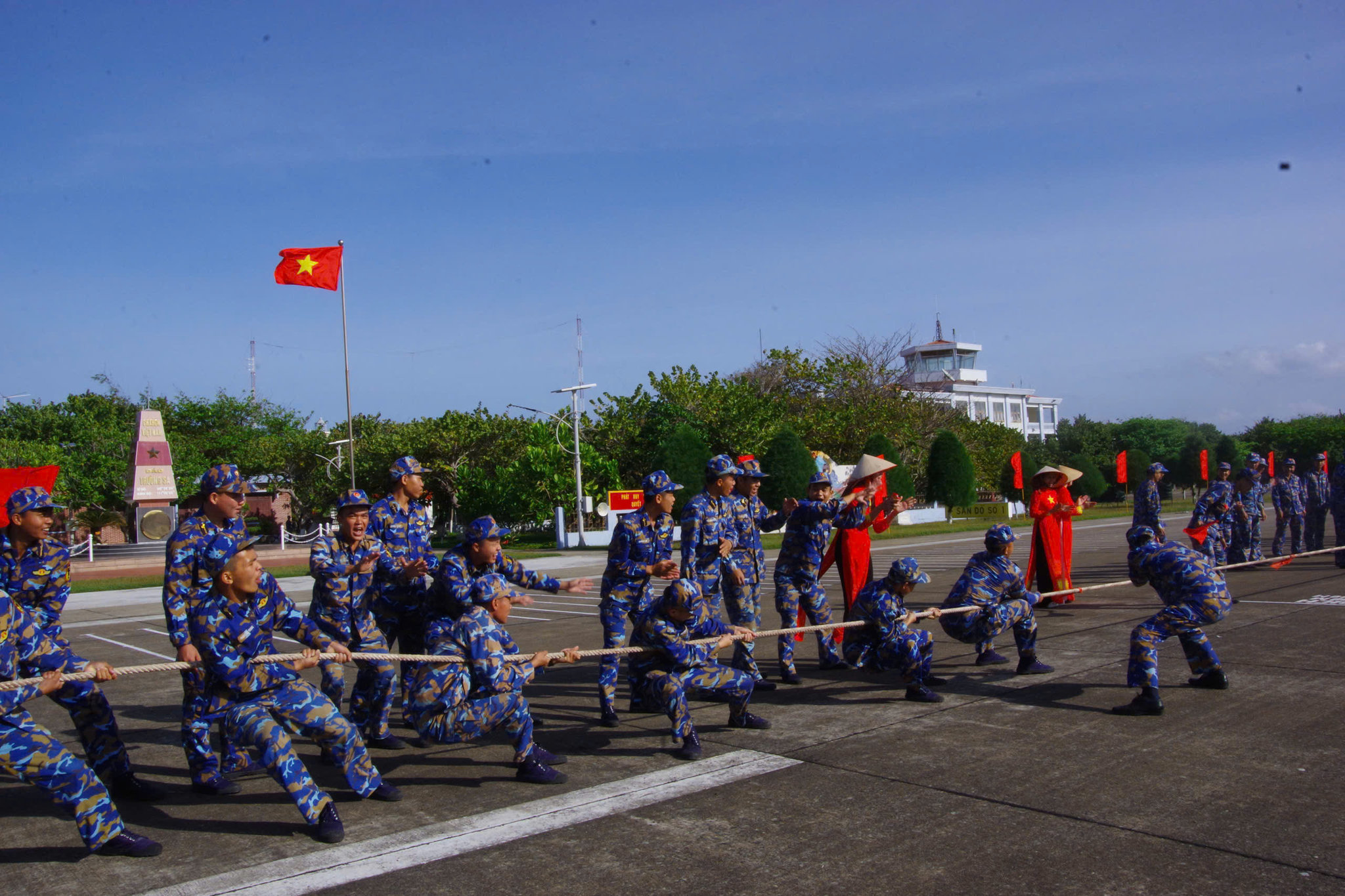 Trận kéo co của cán bộ chiến sĩ Đảo Trường Sa trong dịp nghỉ lễ