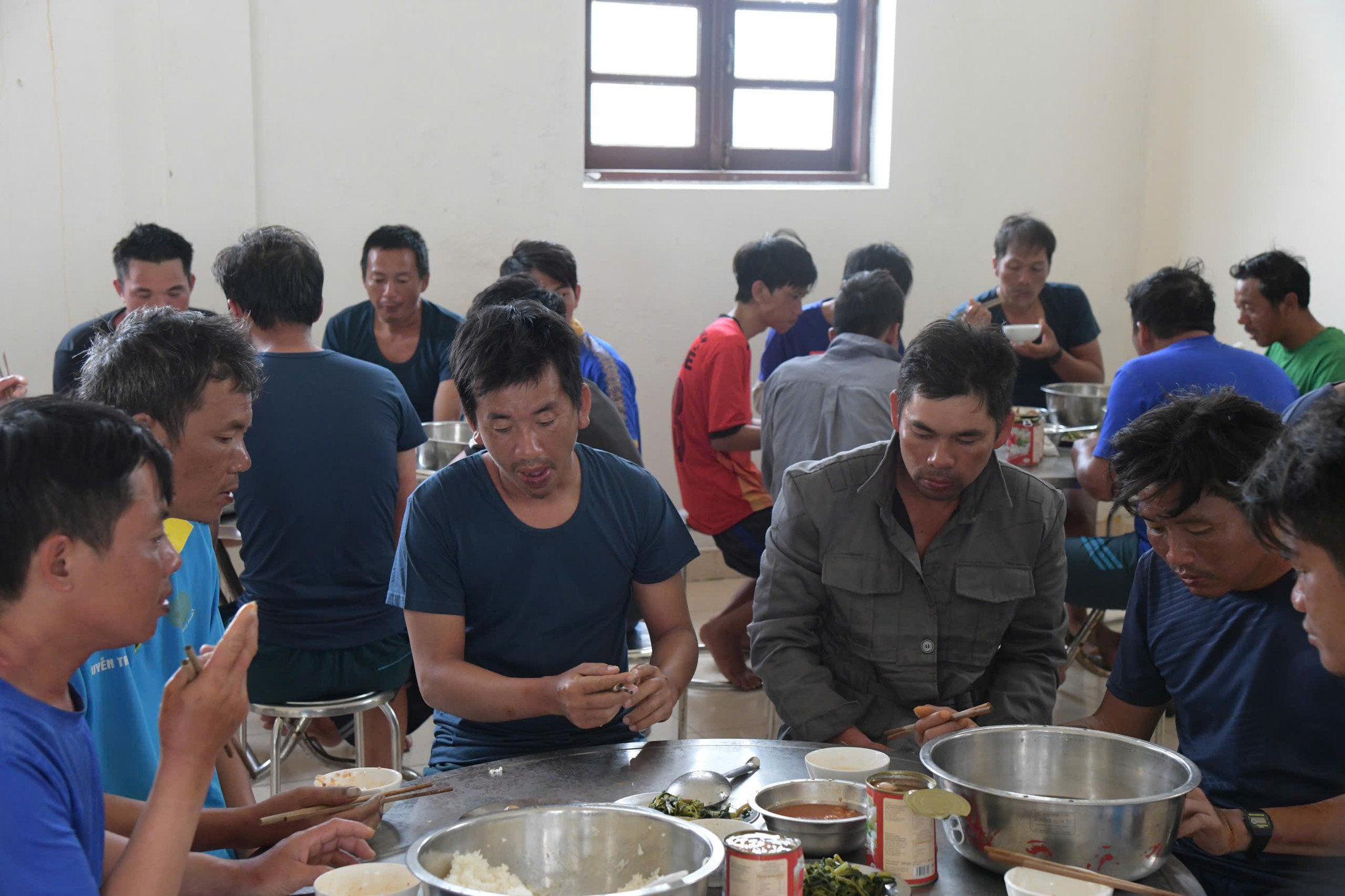 Ấm lòng ngư dân với bữa cơm trên đảo