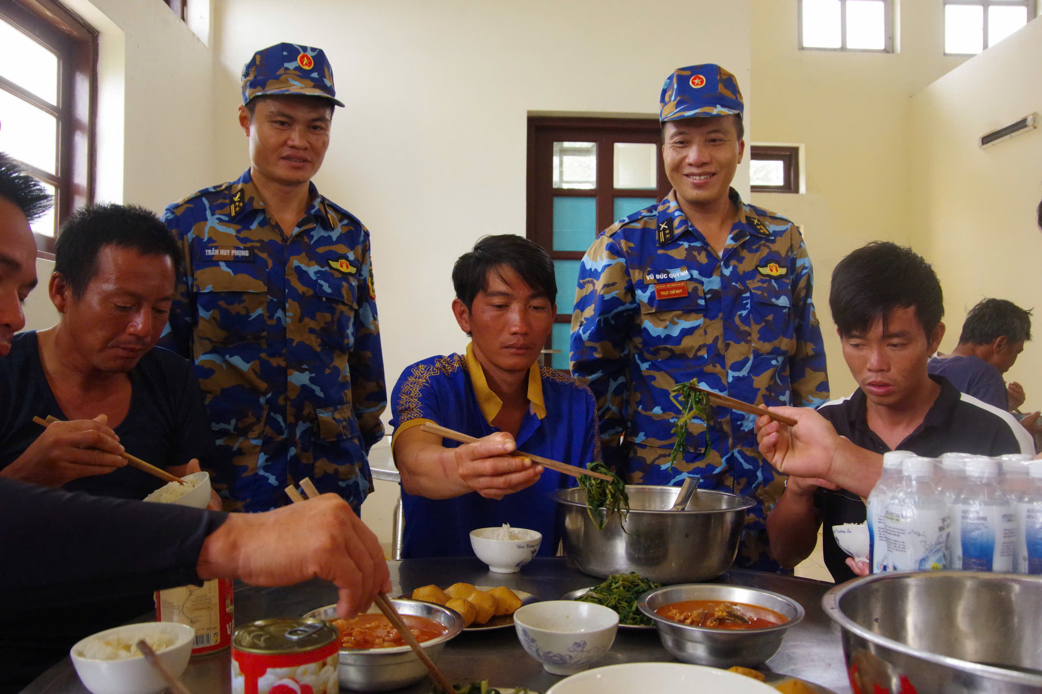Chỉ huy đảo thăm hỏi, động viên bữa ăn của ngư dân.