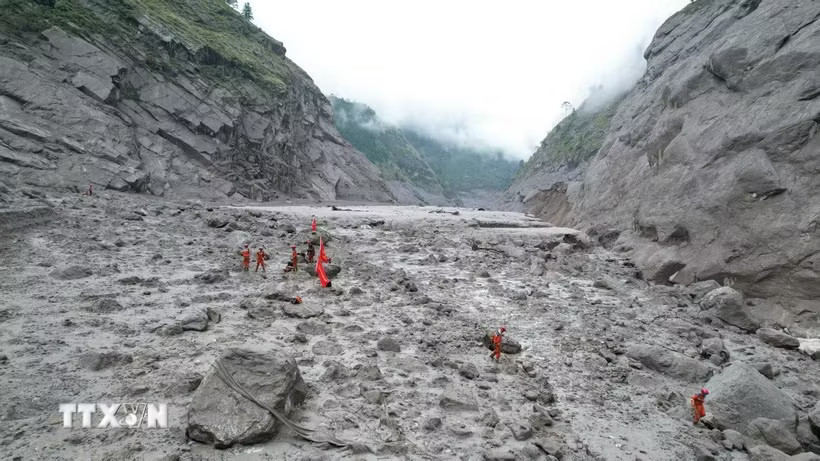 Công tác tìm kiếm, cứu hộ được tiến hành tại hiện trường lũ quét và sạt lở ở Khu tự trị Tây Tạng, Trung Quốc. (Ảnh: THX/TTXVN phát)
