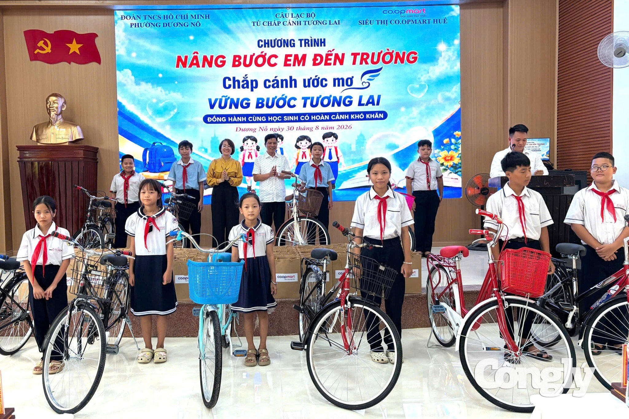 Nâng bước em đến trường (2)