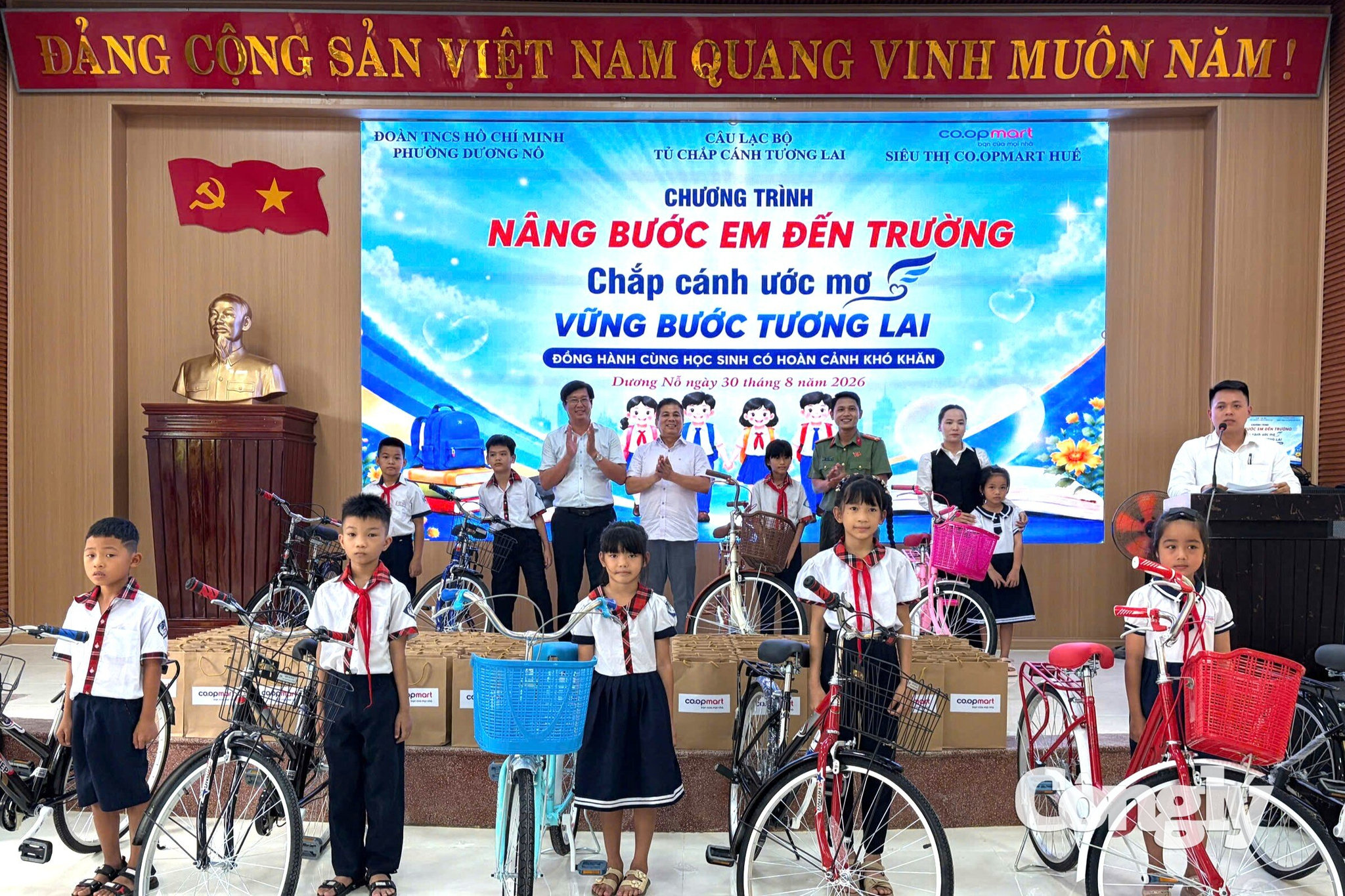 Nâng bước em đến trường (3)