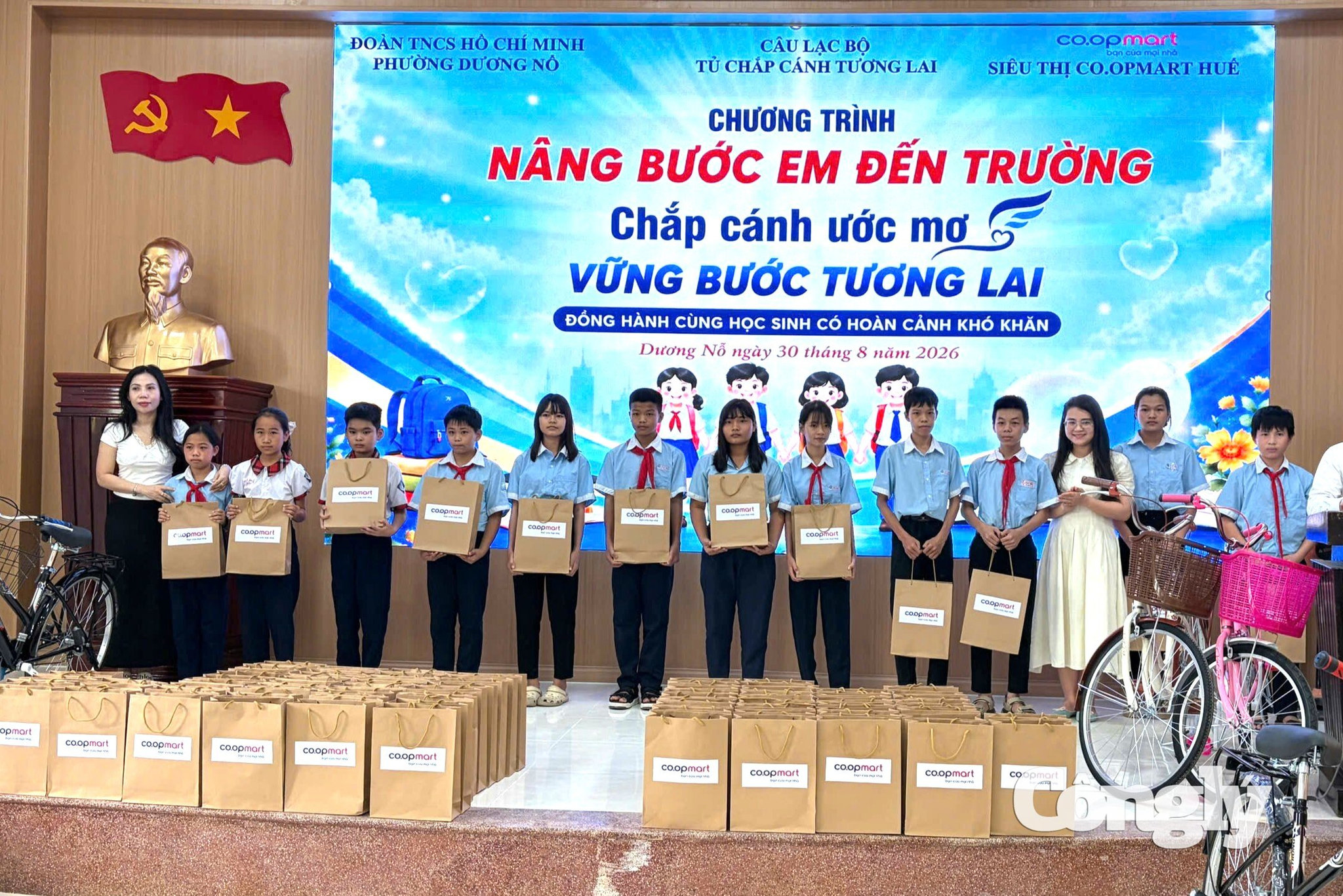Nâng bước em đến trường (4)