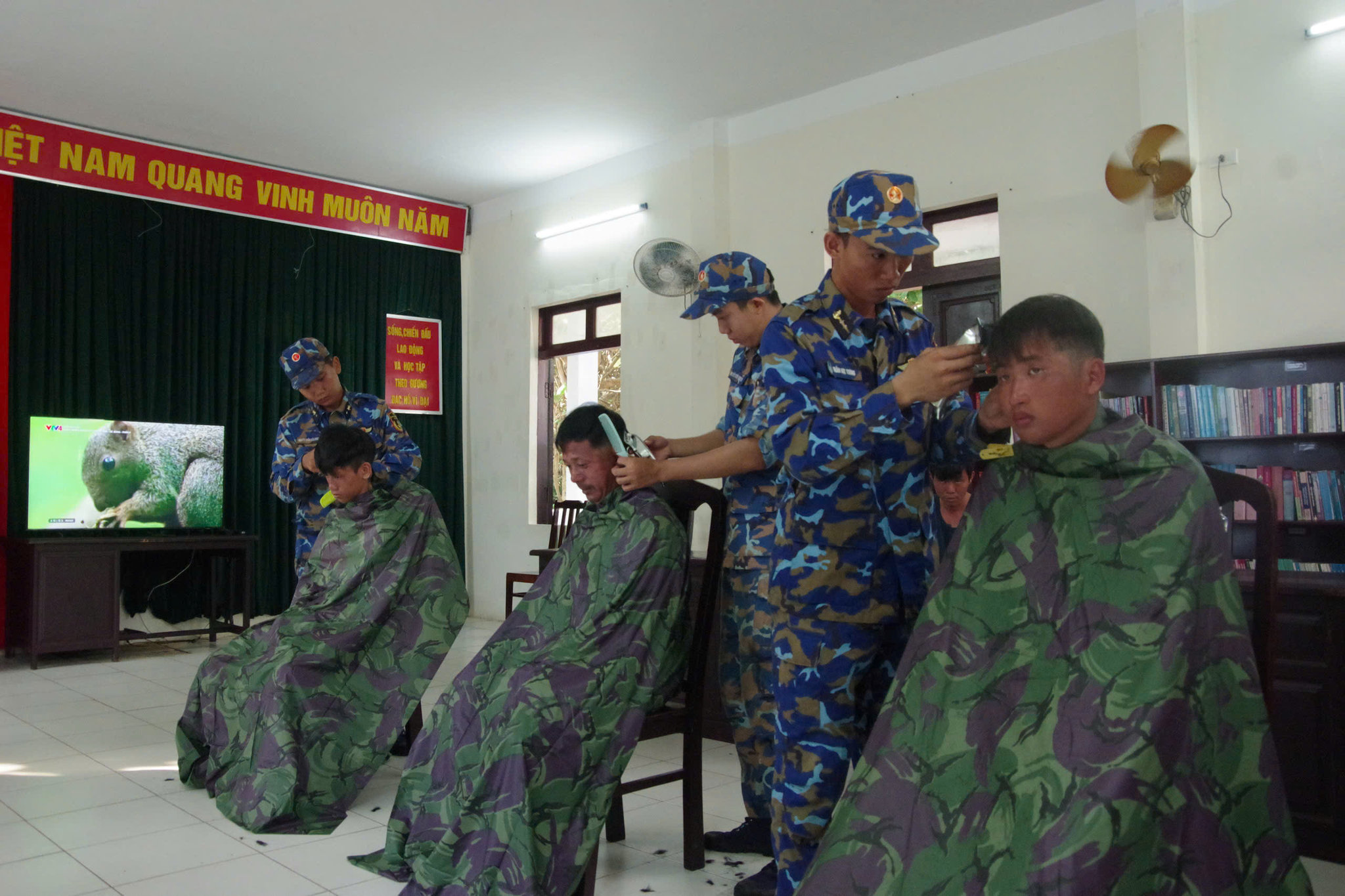 Tổ cắt tóc của đảo chỉnh trang diện mạo cho ngư dân sau những ngày lênh đênh trên biển