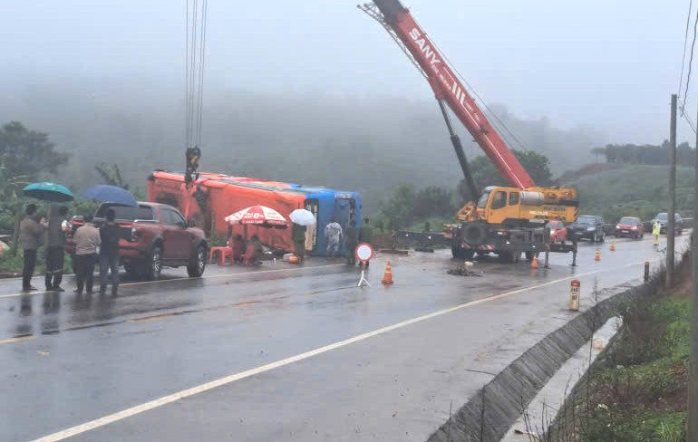 Lật xe khách giường nằm, nhiều người thương vong