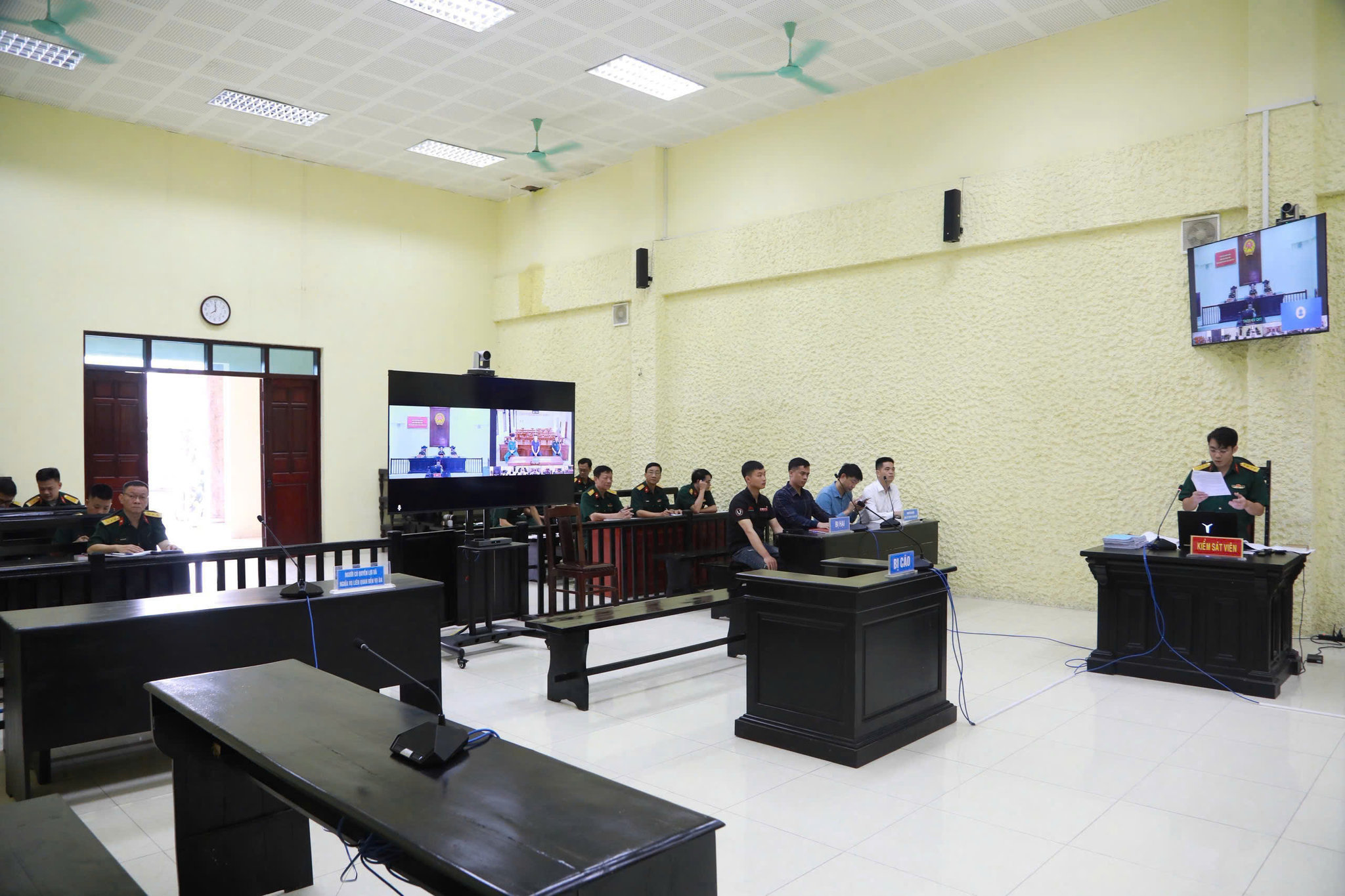 toàn cảnh phiên toà tt