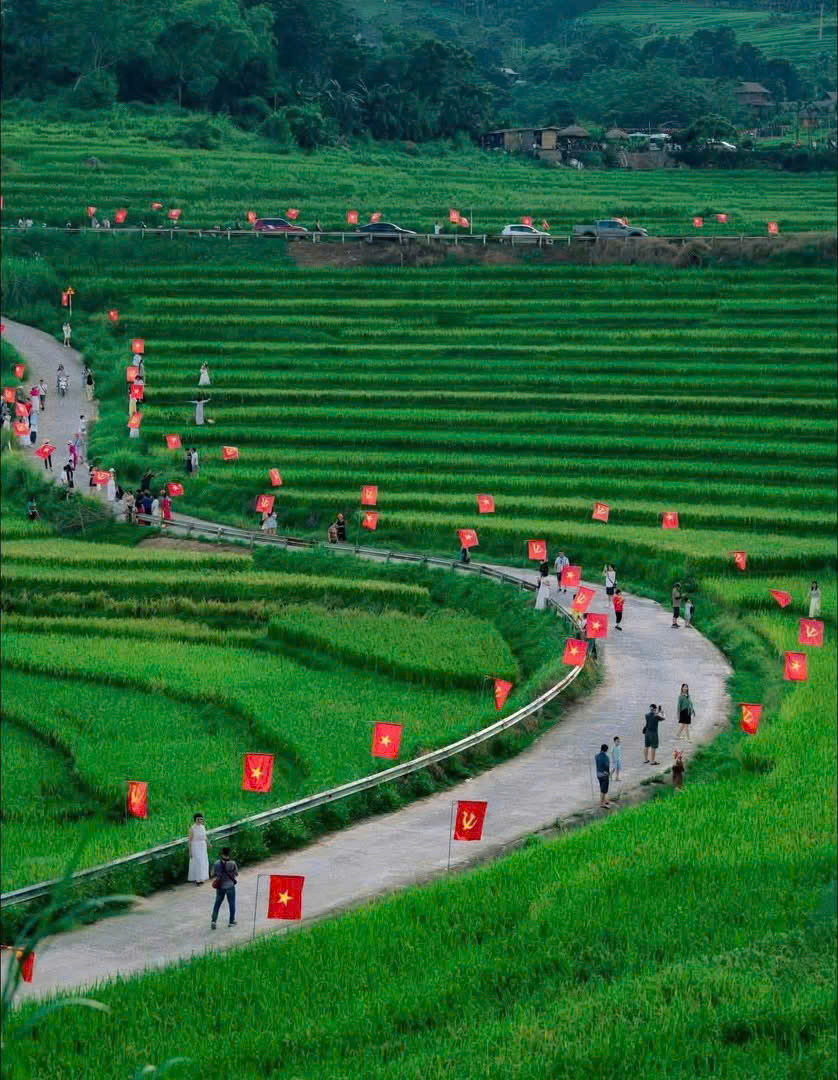 Các bản, làng xứ Thanh rực rỡ sắc đỏ cờ Đảng, cờ Tổ quốc