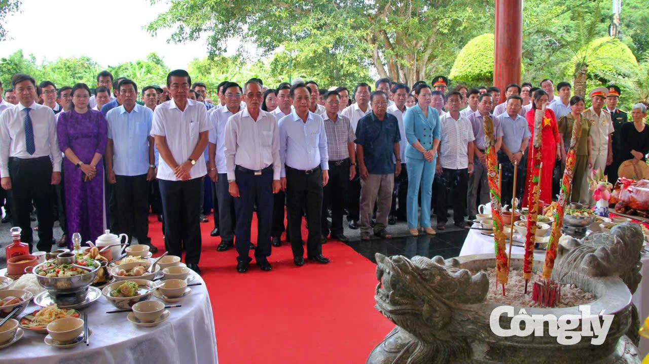 Các đồng chí lãnh đạo tỉnh Cà Mau và đông đảo người dân đến thắp hương Đền thờ Bác