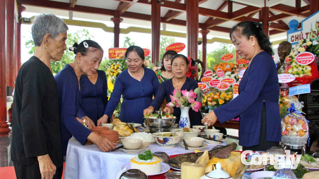Các thành viên trong Câu lạc bộ thắp hương Đền thờ Bác Hồ tại xã Châu Thới