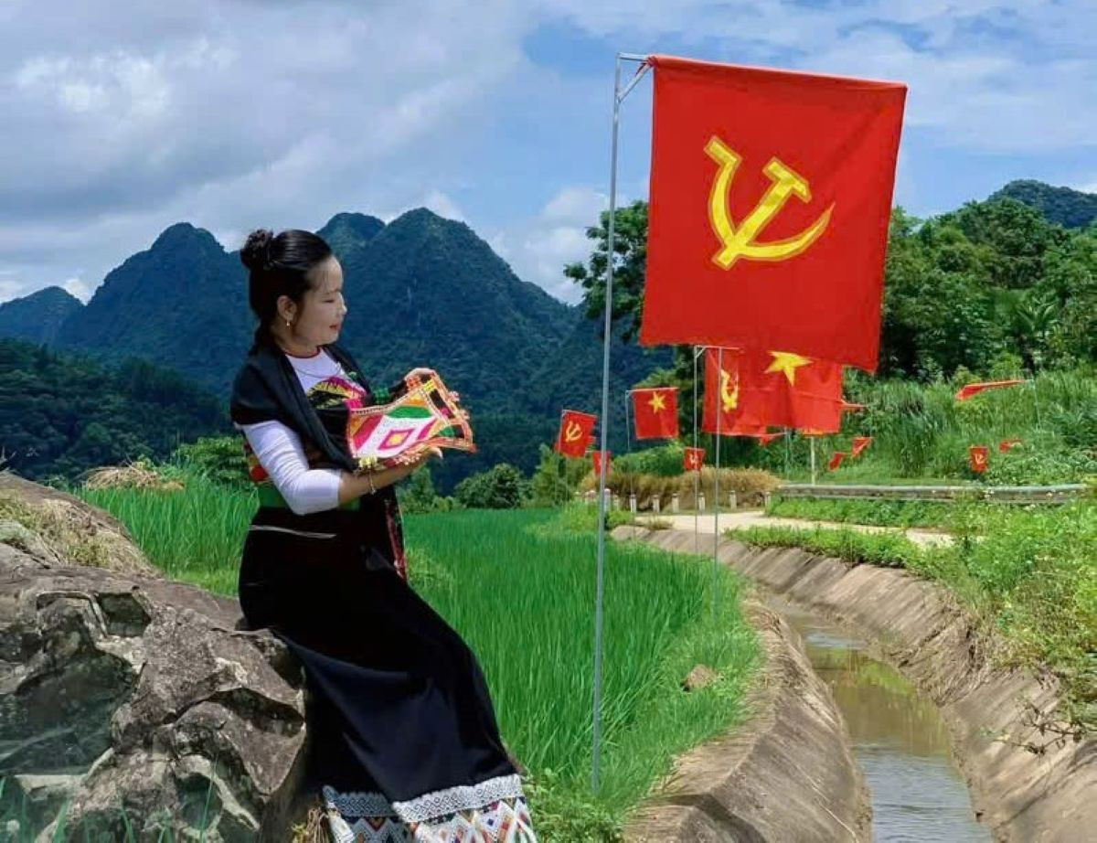 Những bản, làng bình yên với sắc đỏ rực rỡ