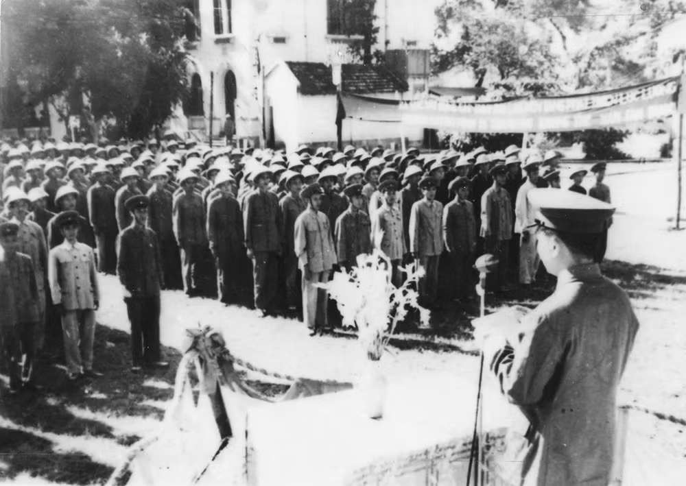 dai-tuong-vo-nguyen-giap-doc-quyet-dinh-thanh-lap-thuy-doi-song-lo-bach-dang-ngay-24-8-1955.jpg