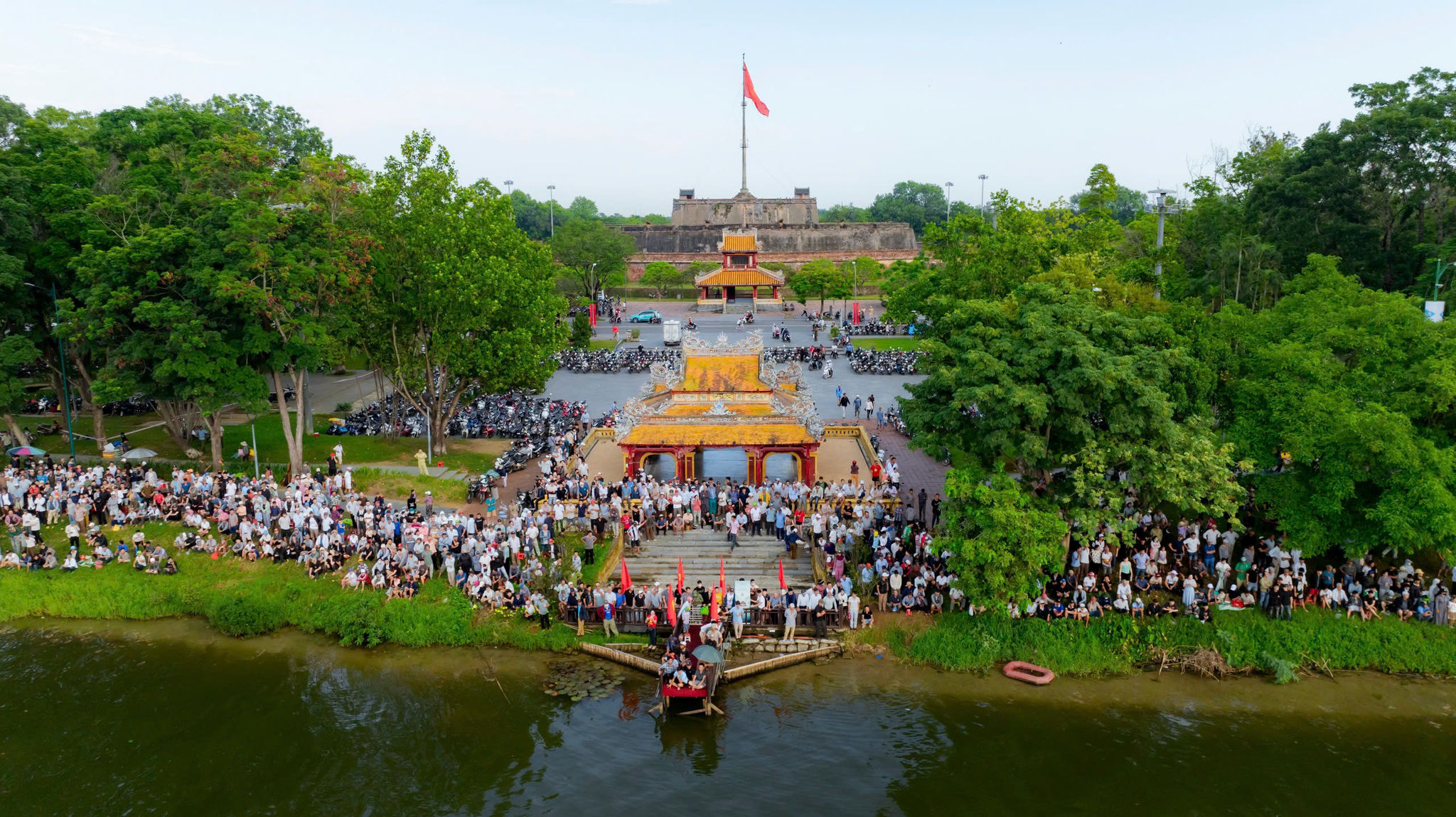 đua ghe trên sông Hương (7)