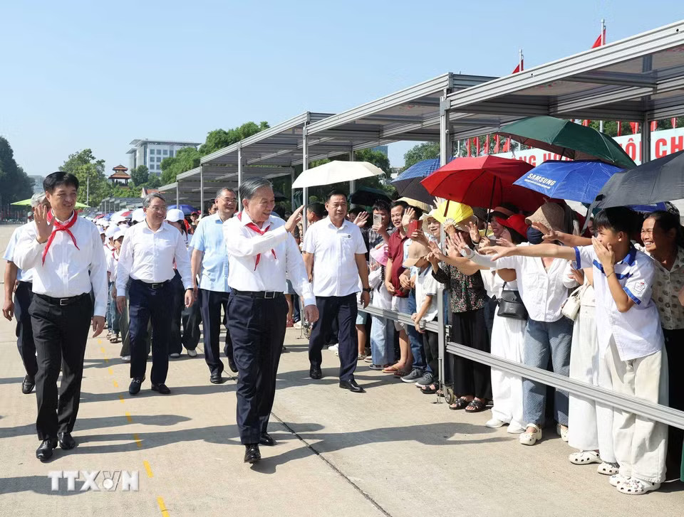 Tổng Bí thư, Chủ tịch nước Tô Lâm vẫy tay chào Nhân dân vào Lăng viếng Chủ tịch Hồ Chí Minh. (Ảnh: Thống Nhất/TTXVN) ​ ​