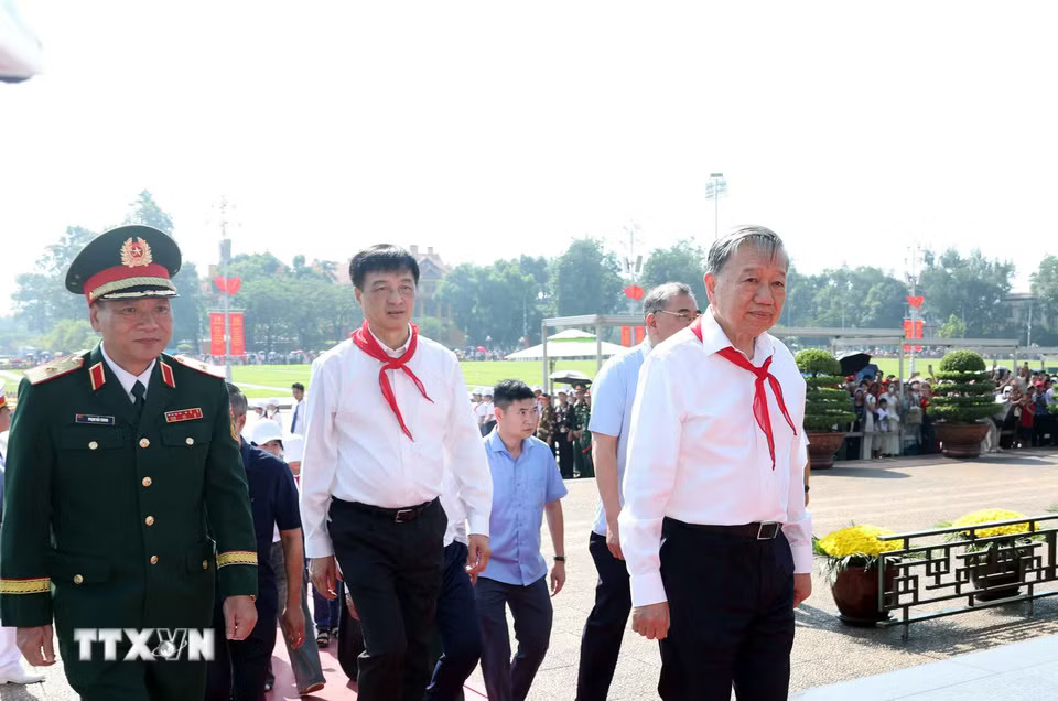 Tổng Bí thư, Chủ tịch nước Tô Lâm vào Lăng viếng Chủ tịch Hồ Chí Minh. (Ảnh: Thống Nhất/TTXVN)