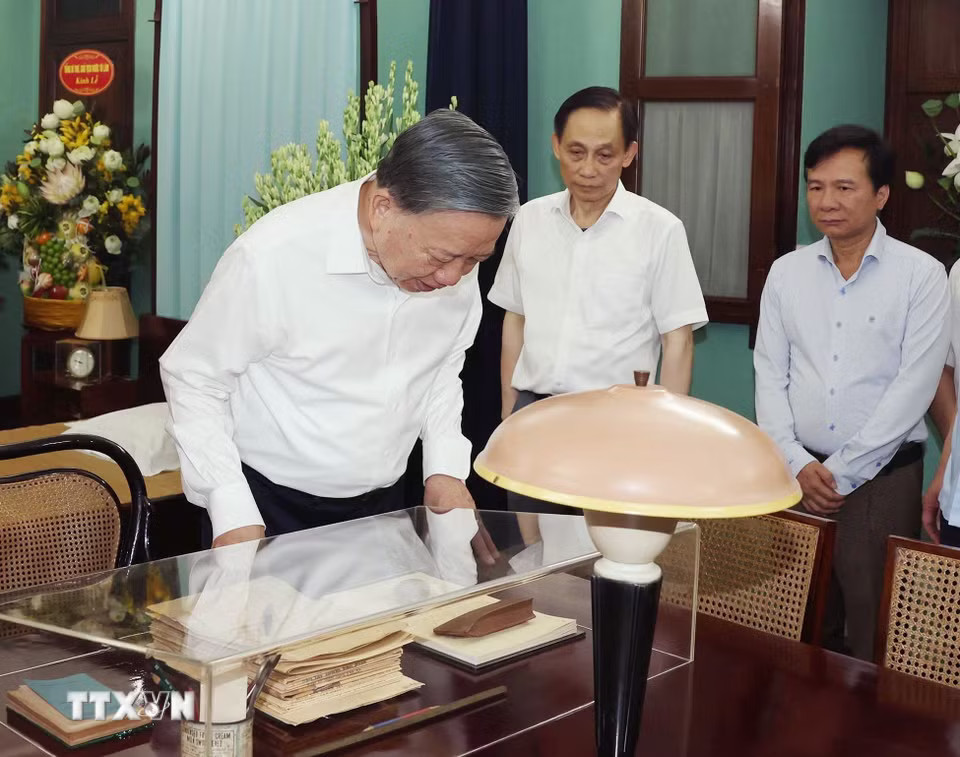 Tổng Bí thư, Chủ tịch nước Tô Lâm xem các hiện vật tại Nhà 67, Khu Di tích Chủ tịch Hồ Chí Minh trong Phủ Chủ tịch. (Ảnh: Thống Nhất/TTXVN)