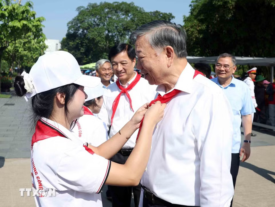 Thiếu nhi Thủ đô quàng khăn đỏ cho Tổng Bí thư, Chủ tịch nước Tô Lâm. (Ảnh: Thống Nhất/TTXVN)