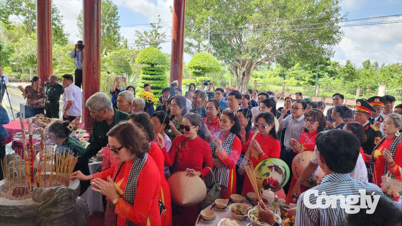 Hàng ngàn người dân trong và ngoài tỉnh Cà Mau từ sáng sớm ngày 29 đã về Đền thờ Bác Hồdâng hương, tưởng nhớ Người