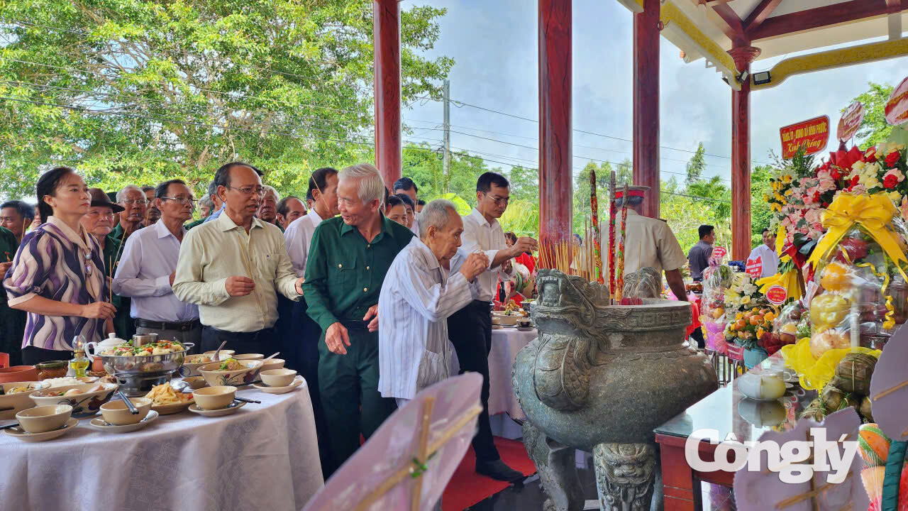 Hình ảnh người cao tuổi chậm rãi bước vào đền bên con cháu, những người trẻ thành kính dâng hương hay các em nhỏ được nghe kể về Bác Hồ tạo nên một nét đẹp giản dị.