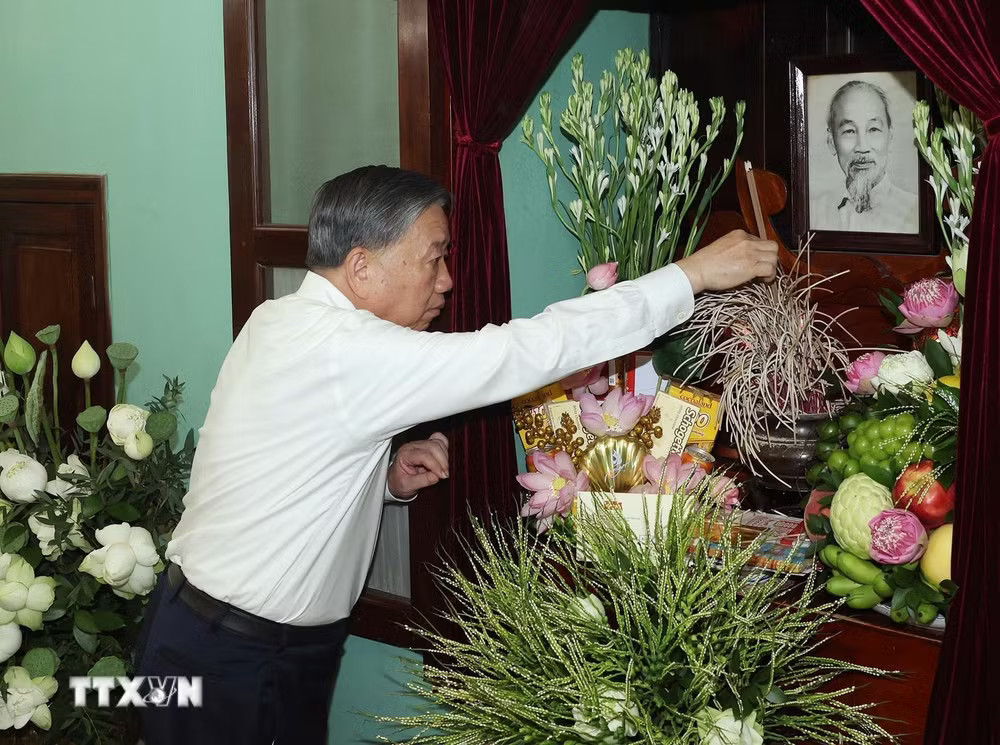 ttxvn-tong-bi-thu-chu-tich-nuoc-to-lam-dang-huong-tuong-nho-chu-tich-ho-chi-minh4.jpg