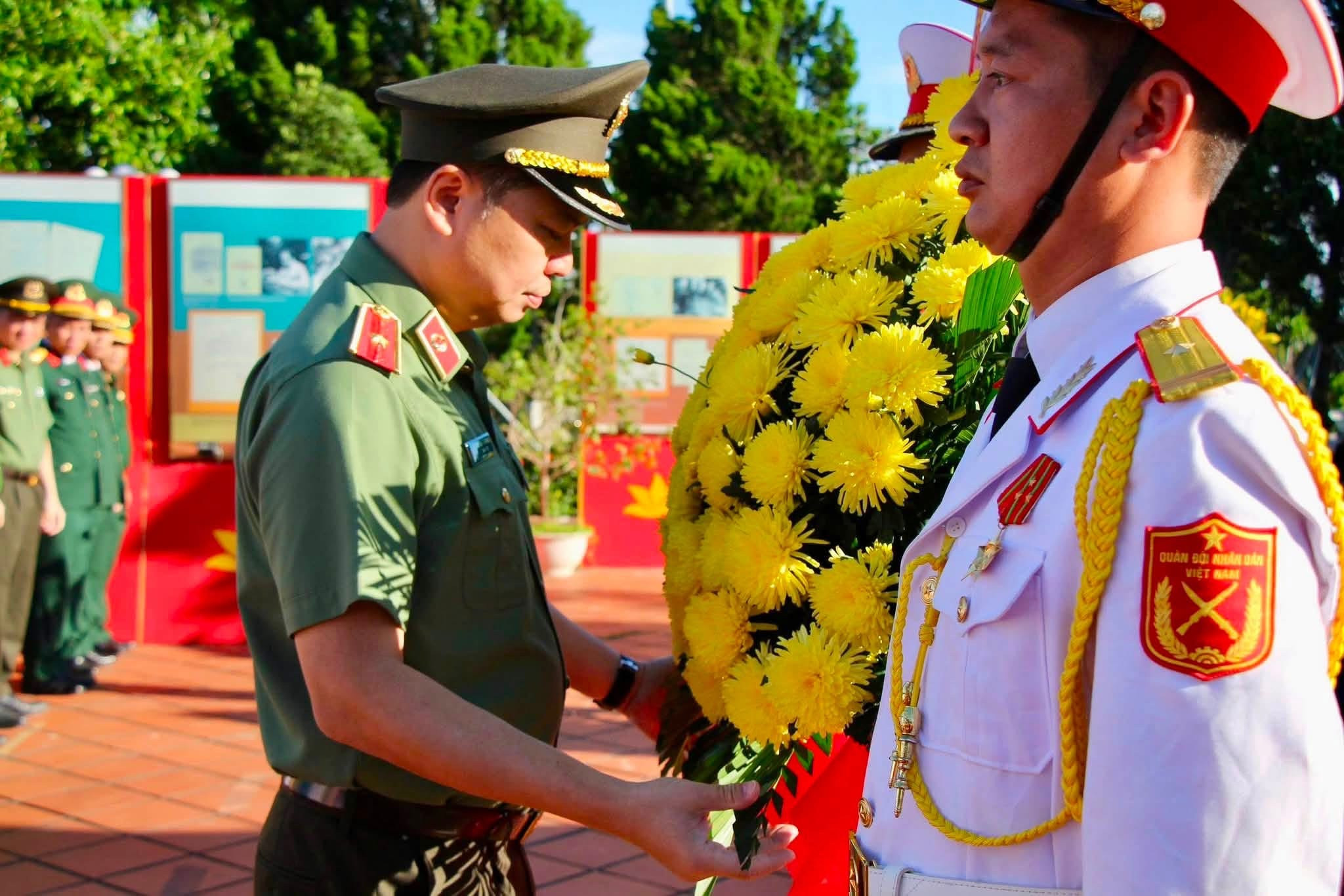 Các đại biểu dâng hoa, dâng hương tưởng nhớ công lao to lớn của Chủ tịch Hồ Chí Minh vĩ đại và các thế hệ cha anh đã hy sinh vì Tổ quốc.