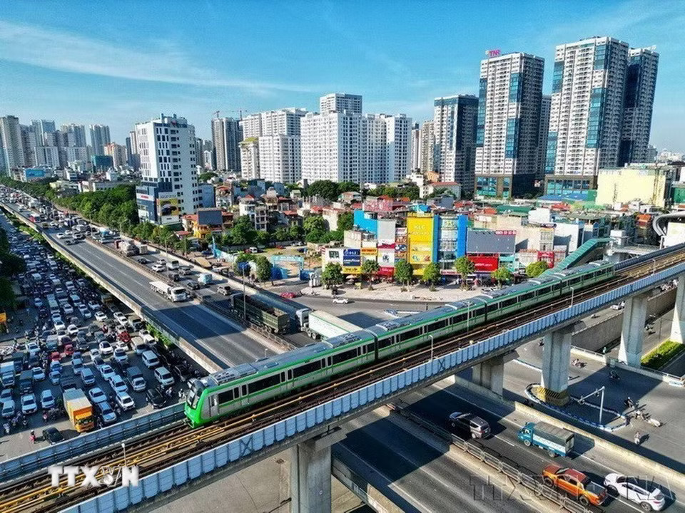 Tuyến đường sắt đô thị Cát Linh - Hà Đông (Hà Nội) là tuyến đường sắt đô thị đầu tiên của cả nước, trở thành phương tiện đi lại tin cậy hằng ngày của người dân Thủ đô. (Ảnh: Tuấn Anh/TTXVN)