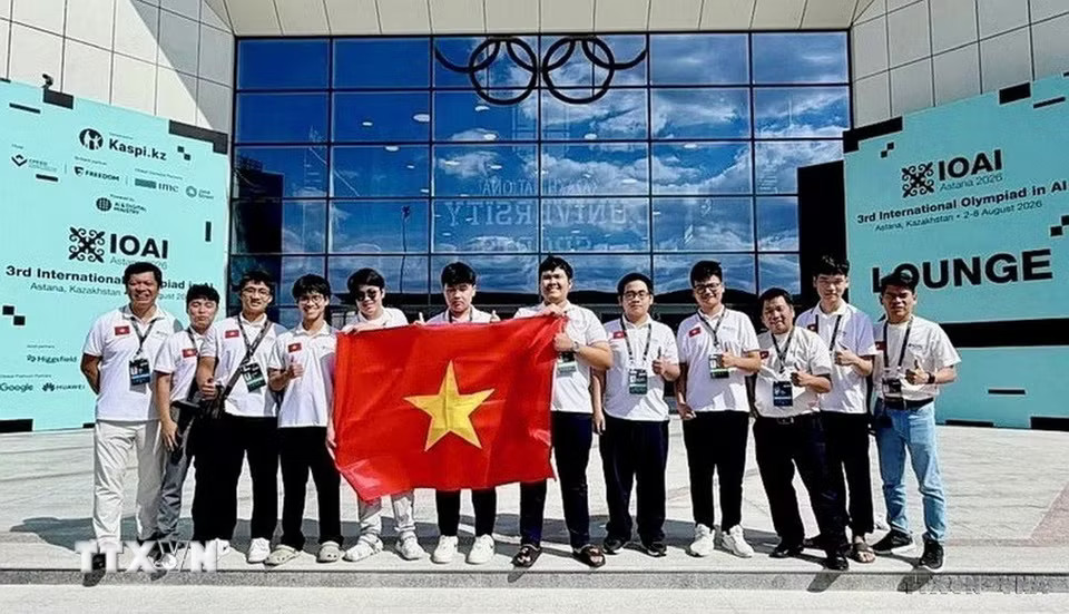 Hệ thống giáo dục được đổi mới theo hướng toàn diện và thực chất. Trong ảnh: Việt Nam đạt 2 Huy chương Vàng tại Kỳ thi Olympic Trí tuệ nhân tạo quốc tế (IOAI) năm 2026 lần thứ ba được tổ chức tại Astana, Kazakhstan với 108 đội tuyển quốc gia và vùng lãnh thổ tham dự (8/2026). (Ảnh: TTXVN phát)