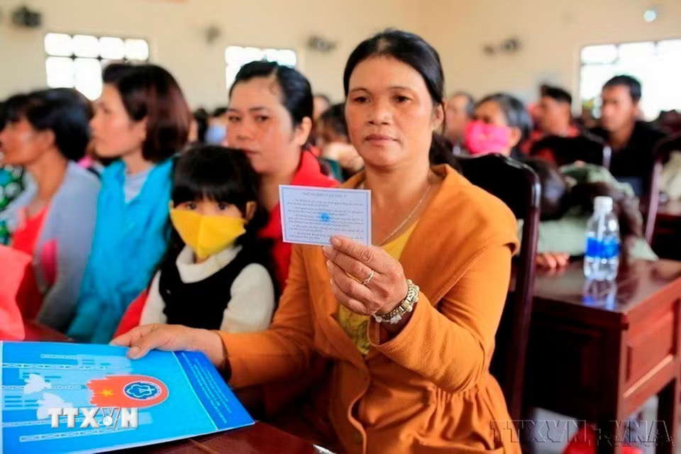 Ngành y tế phát triển về cả quy mô và chất lượng. Trong ảnh: Người dân xã Tà Nung (thành phố Đà Lạt) được tặng thẻ Bảo hiểm y tế tại Ngày hội Thầy thuốc trẻ làm theo lời Bác, tình nguyện vì sức khỏe cộng đồng do Sở Y tế Lâm Đồng tổ chức (2020). (Ảnh Đặng Tuân/TTXVN)