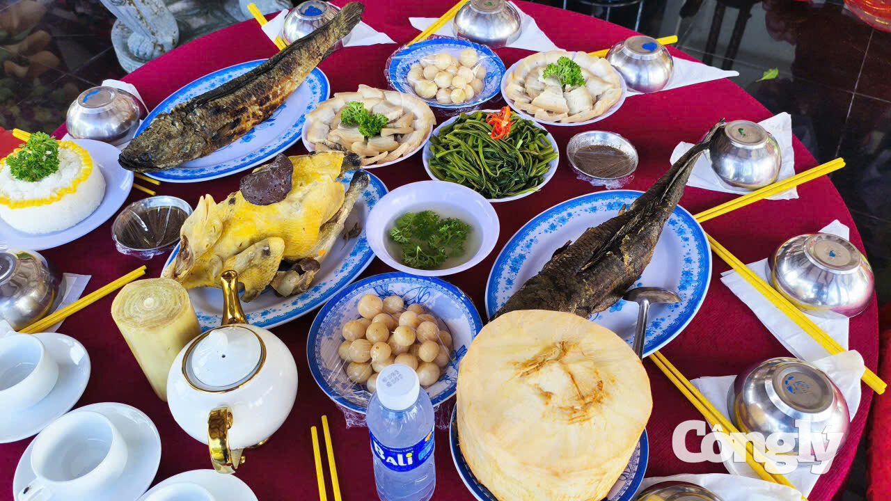 những lễ vật mộc mạc được người dân thành kính dâng lên Người