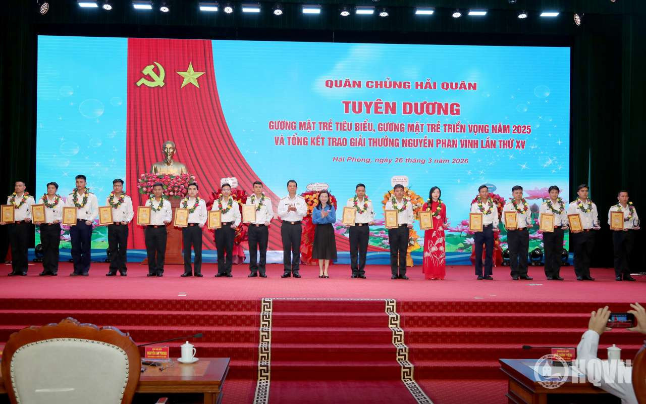 pho-do-doc-nguyen-an-phong-va-dong-chi-nguyen-pham-duy-trang-trao-thuong-cho-cac-guong-mat-tre-tieu-bieu-guong-mat-tre-t.jpg