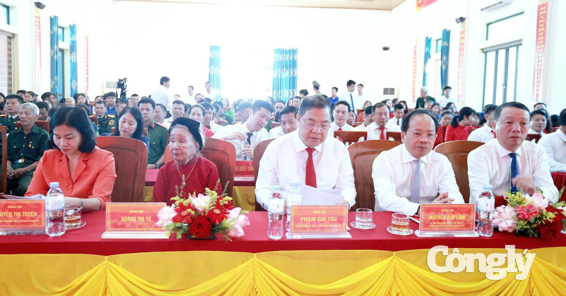 pho_thu_tuong_pham_gia_tuc_ trao_tang_huy_hieu_dang_5.jpg