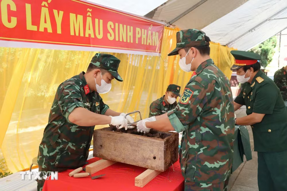 ttxvn-nhung-nguoi-lang-tham-gop-suc-tra-lai-ten-cho-liet-si-8968111.jpg