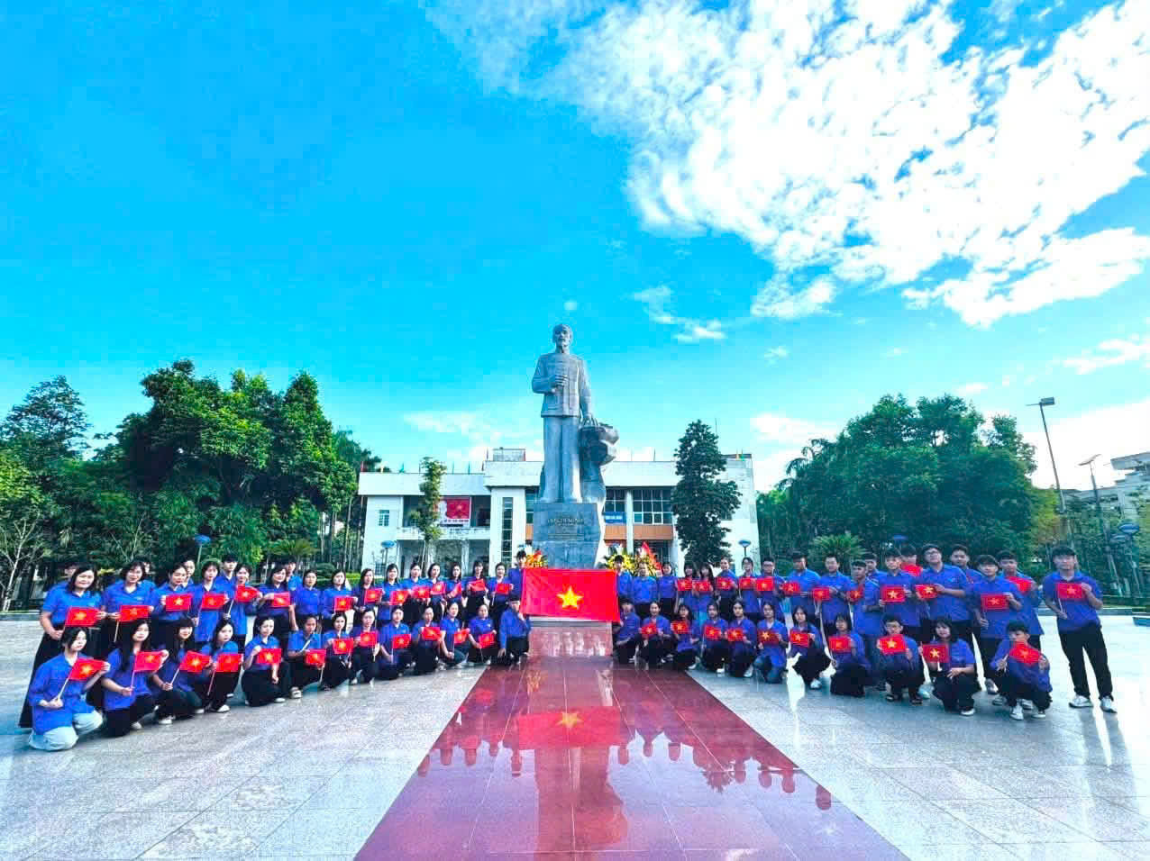 Thế hệ trẻ hôm nay tự hào truyền thống cha ông đánh đổi lấy hòa bình hôm nay.