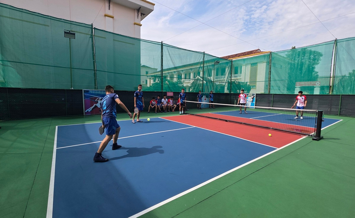 Tuổi trẻ Hải đội 102 thi đấu pickleball