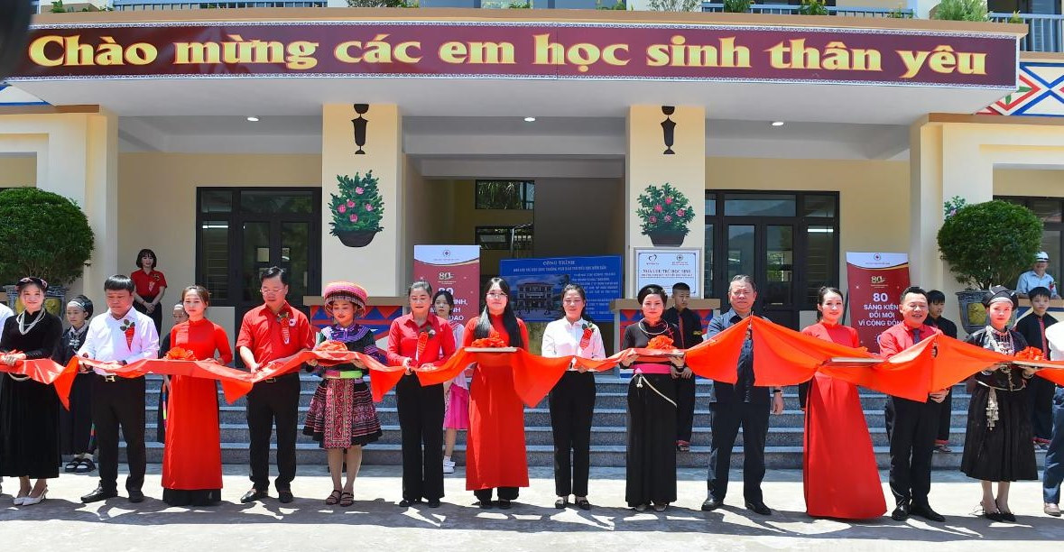 Các đại biểu cắt băng khánh thành