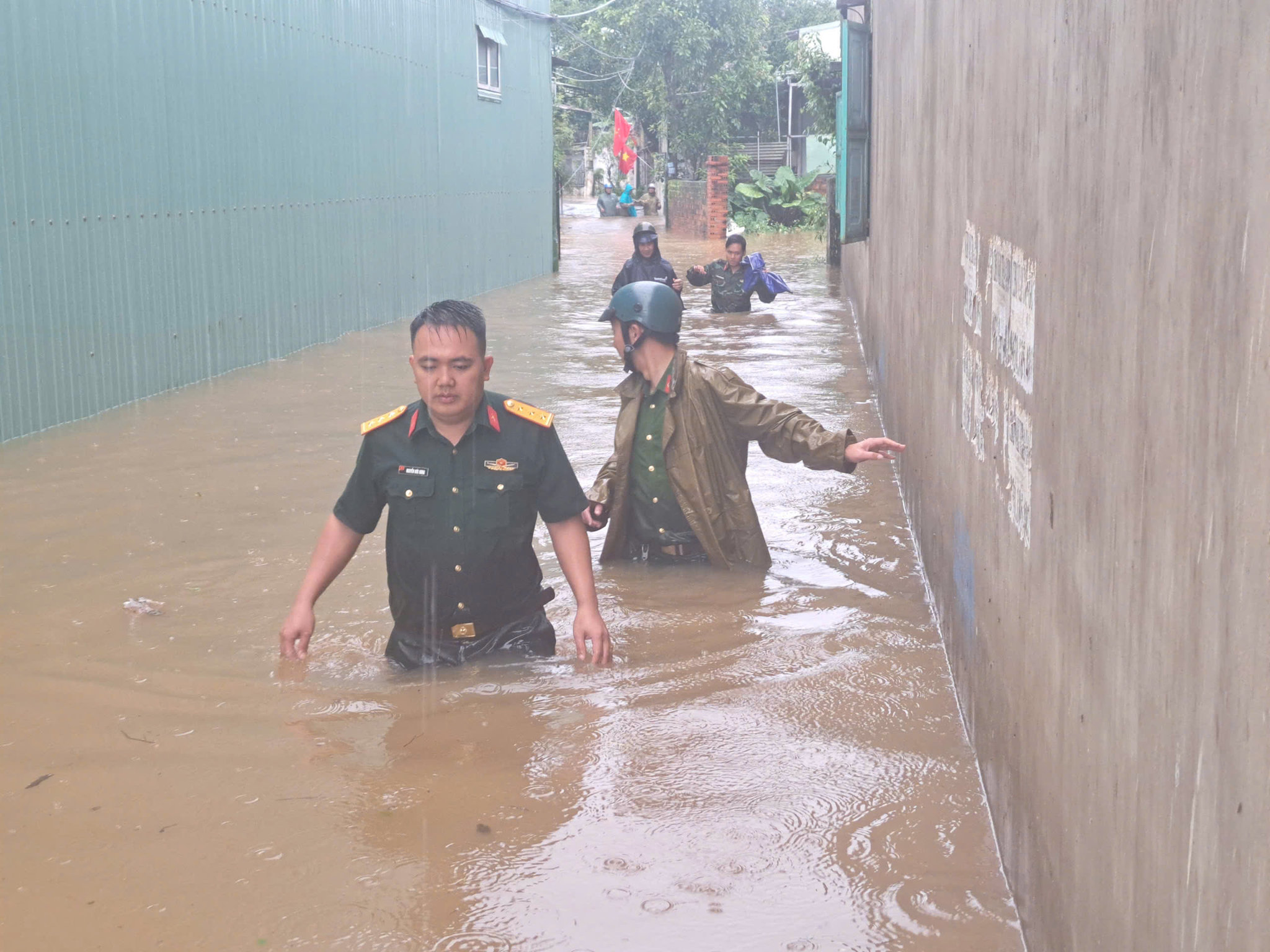 Công an phường Thống Nhất “cõng dân” di tản do ngập lụt