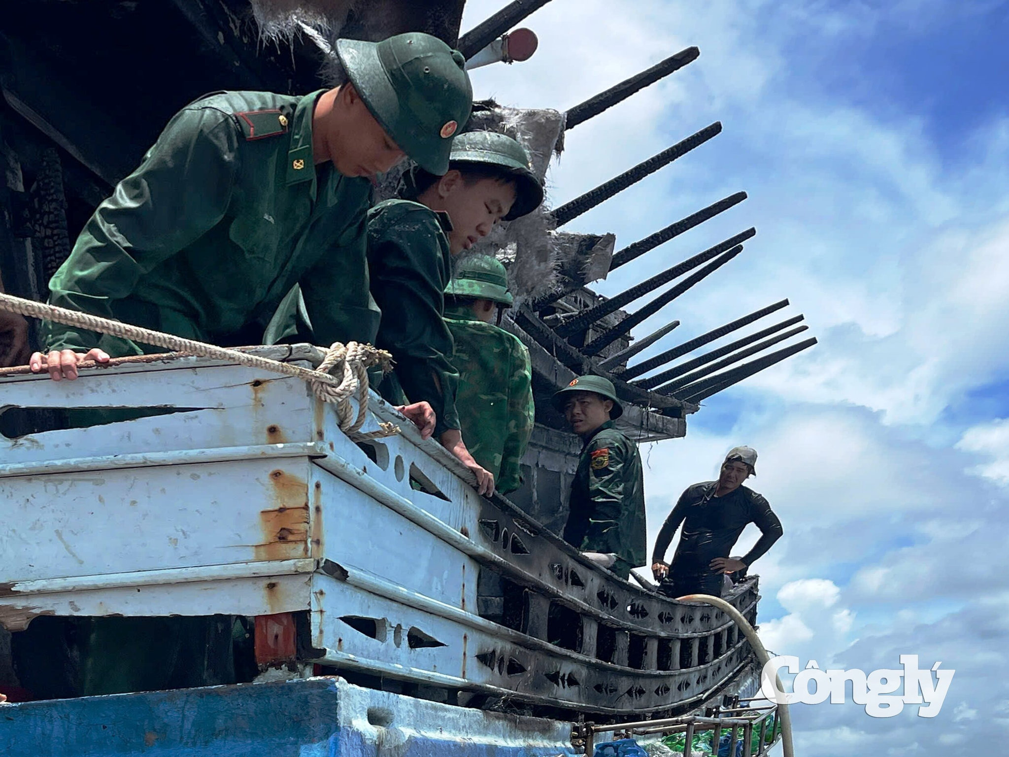 Đồn Biên phòng Sông Đốc huy động 20 cán bộ, chiến sĩ đến hiện trường hỗ trợ người dân khống chế vụ cháy tàu cá.