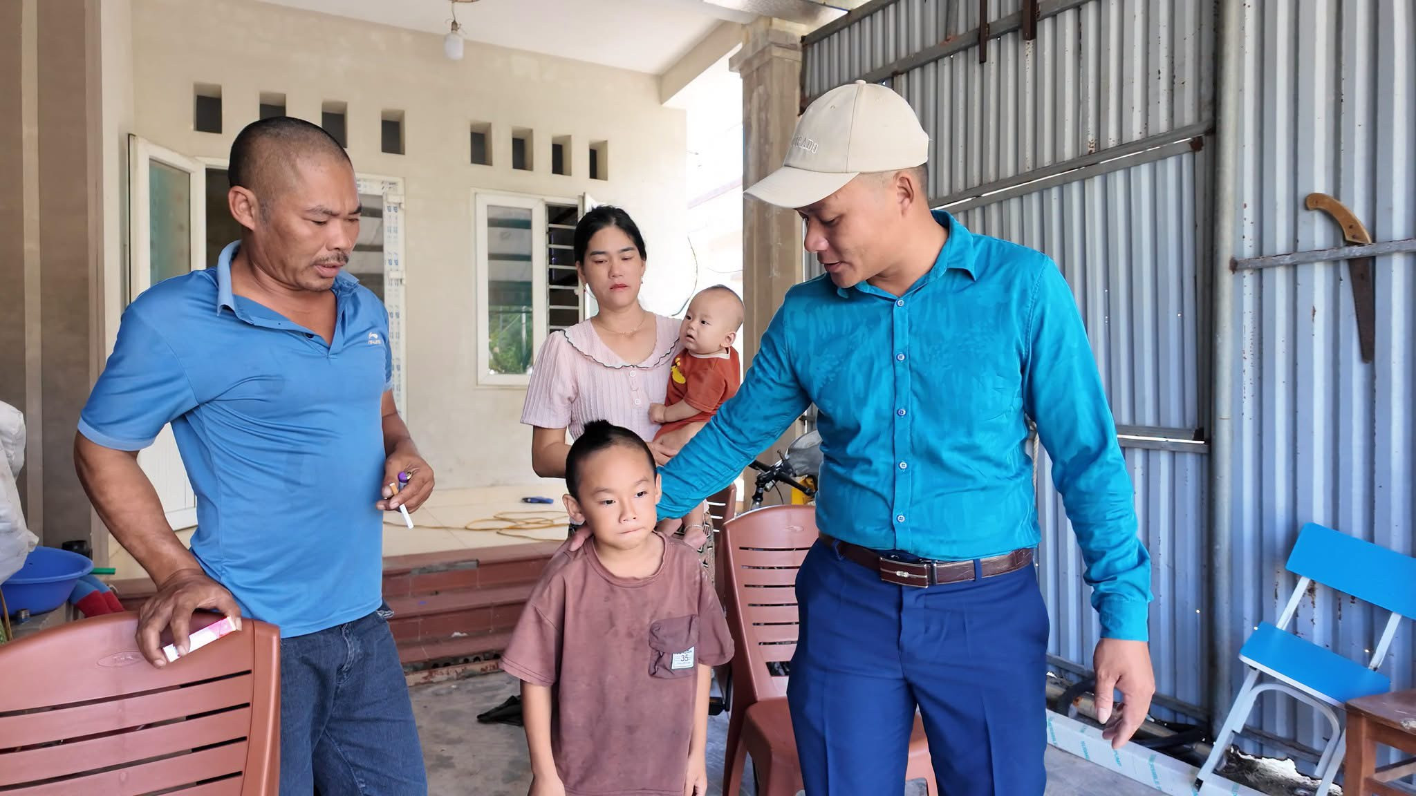 Thầy giáo Trần Văn Luyện đến thăm gia đình các em học sinh trên đảo Trần, làm quen và tìm hiểu hoàn cảnh của từng em trước thềm năm học mới.